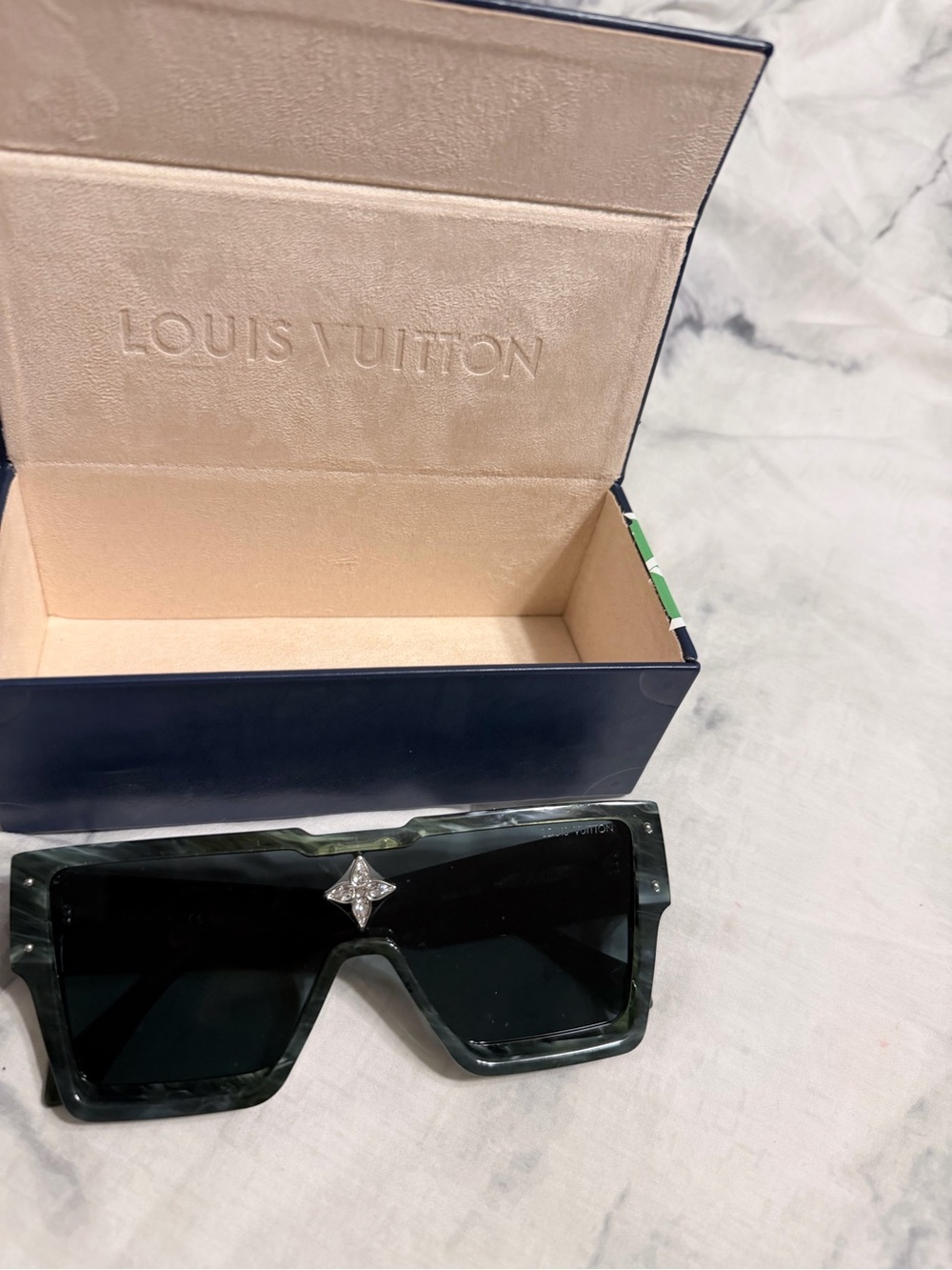Louis Vuitton sunglasses - Picture 4 of 4